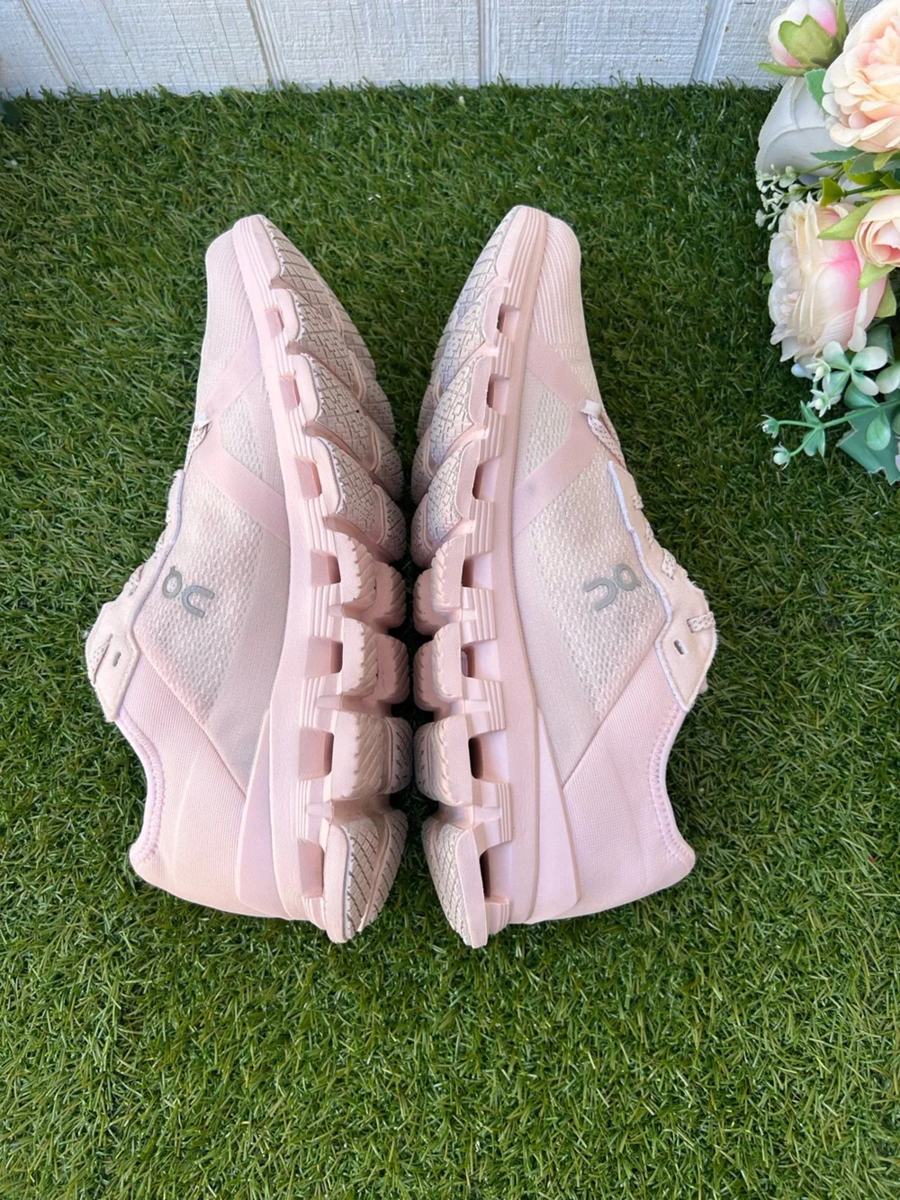 On Running Cloud X 4 AD Sneakers in Salt/ Lily women size 9 gently used